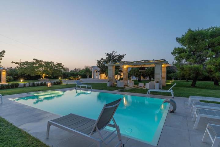 Location de vacances pour 10 personnes, avec jardin ainsi que vue et piscine à Francavilla Fontana