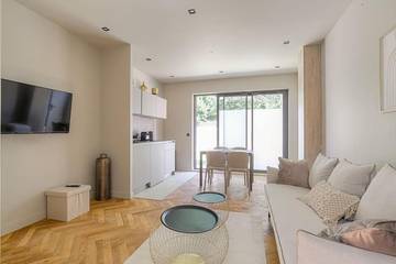 Gîte pour 2 personnes, avec terrasse et jardin à Écully