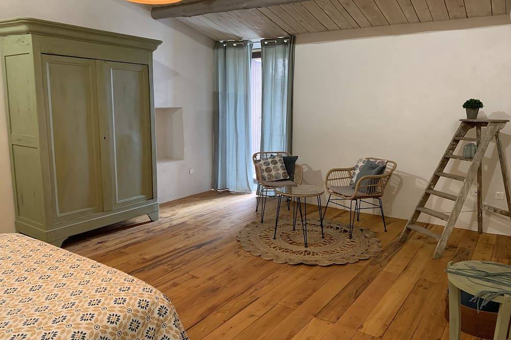 Maison Village Typique et Grand Patio Pour 4 Personnes in Allègre-les-Fumades, Région d'Alès