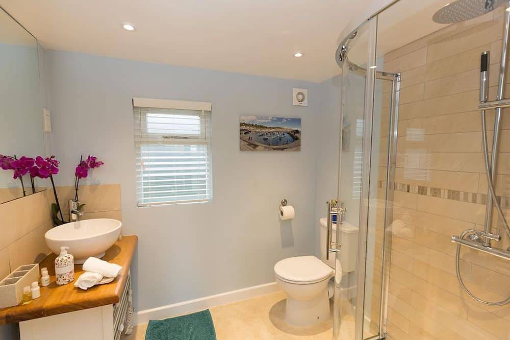 Eden Lodge (with private hot tub) in Holcombe Rogus, Devon