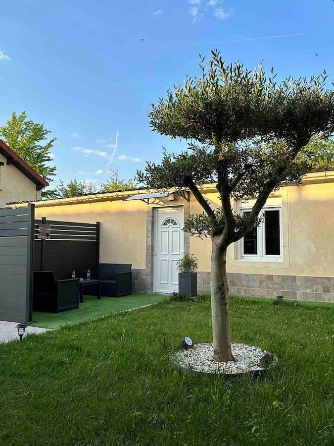 Location de vacances pour 2 personnes, avec jacuzzi et terrasse ainsi que sauna et jardin à Tremblay-en-France - 3