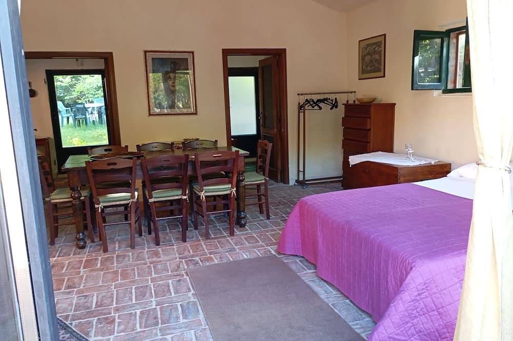 Mini house with park, in the province of Siena, btw Valdichiana and Val d'Orcia in Sinalunga, Chianti