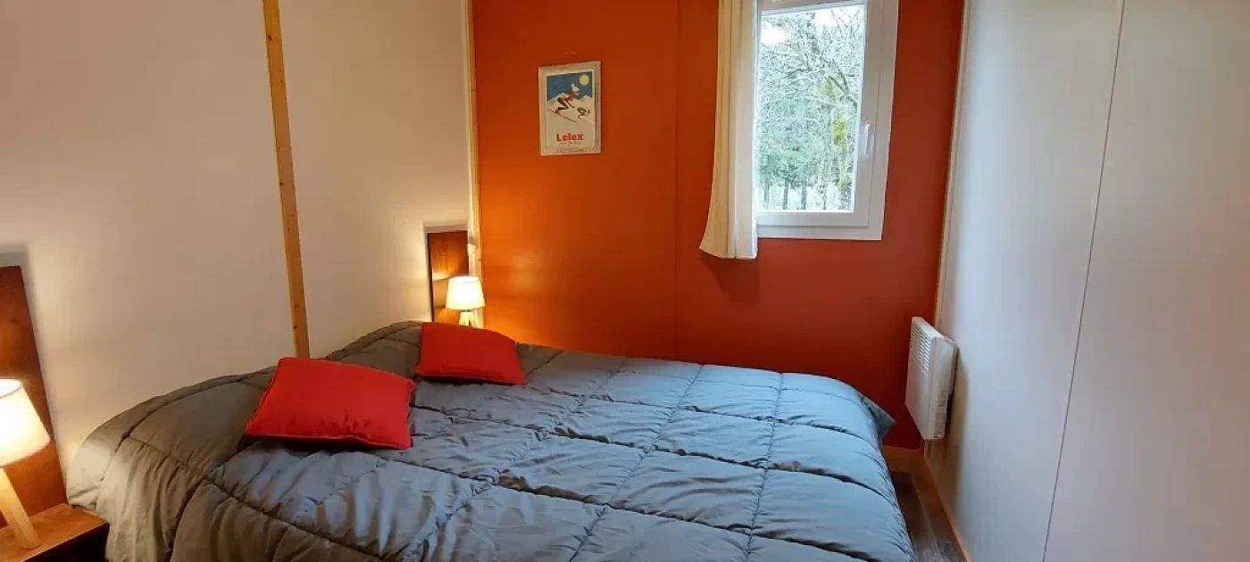 Zecamping 3 étoiles toboggans animaux acceptés chalet Tv Bbq 35m2 in Chézery-Forens, Parc naturel régional du Haut-Jura