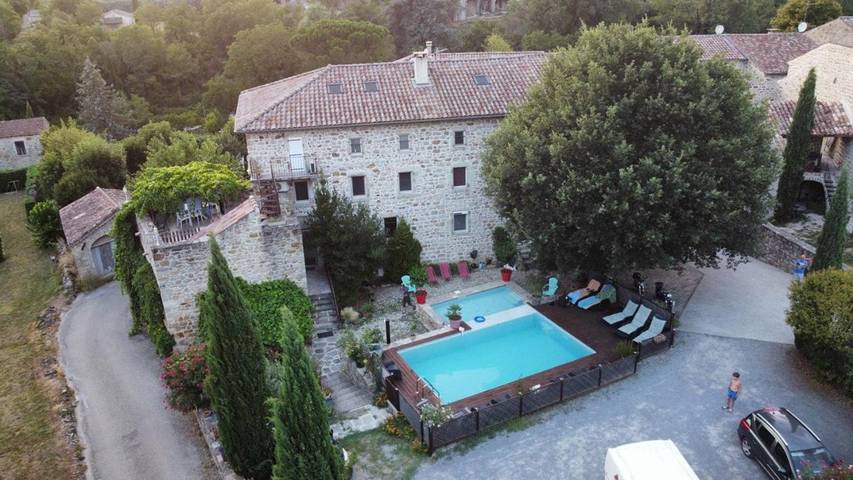 Maison d’hôte pour 16 personnes, avec jardin ainsi que piscine et vue à Les Assions