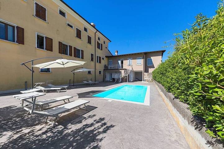 Ferienwohnung für 6 Personen, mit Pool und Balkon in Soiano del Lago