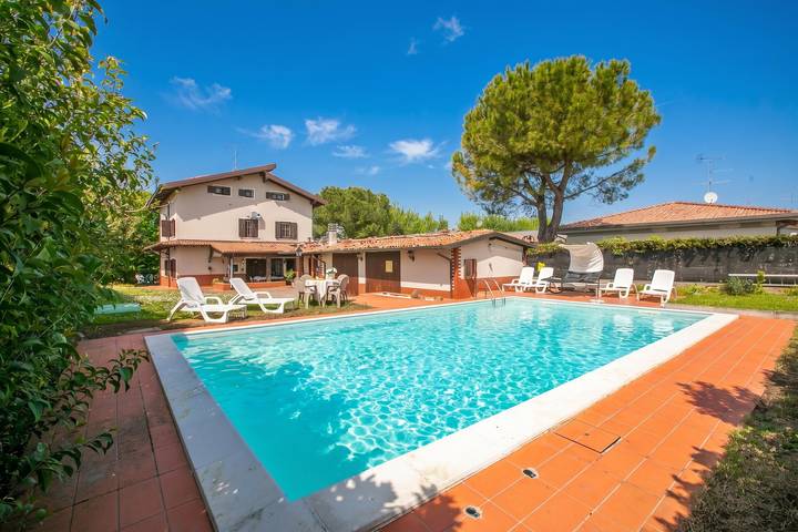 Villa für 11 Personen, mit Terrasse und Pool in Sirmione