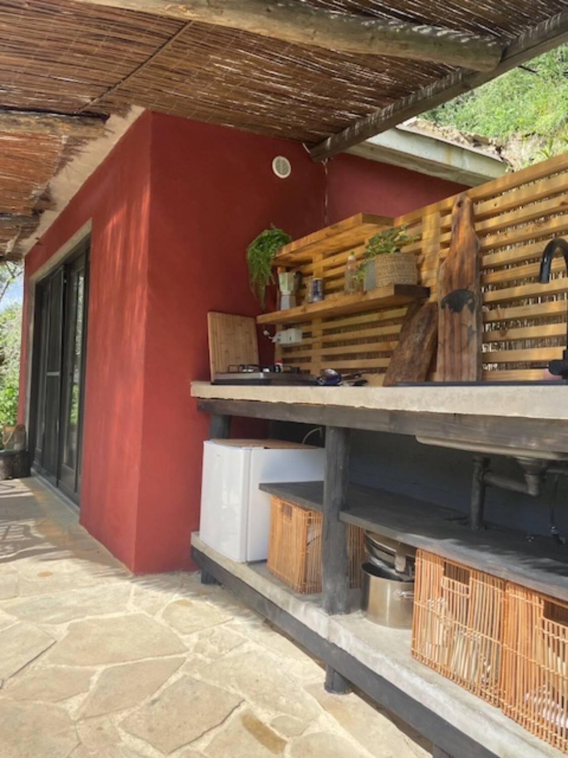 Casa vacanze 'Mini House' con vista sulle montagne, piscina condivisa e Wi-Fi in Castel Vittorio, Alpi Liguri