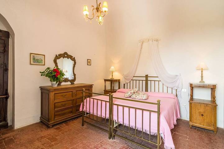 Agriturismo per 4 persone, con giardino e piscina in Carmignano