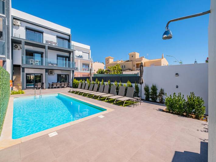 Appartement de vacances pour 12 personnes, avec jardin ainsi que piscine et balcon, adapté aux familles