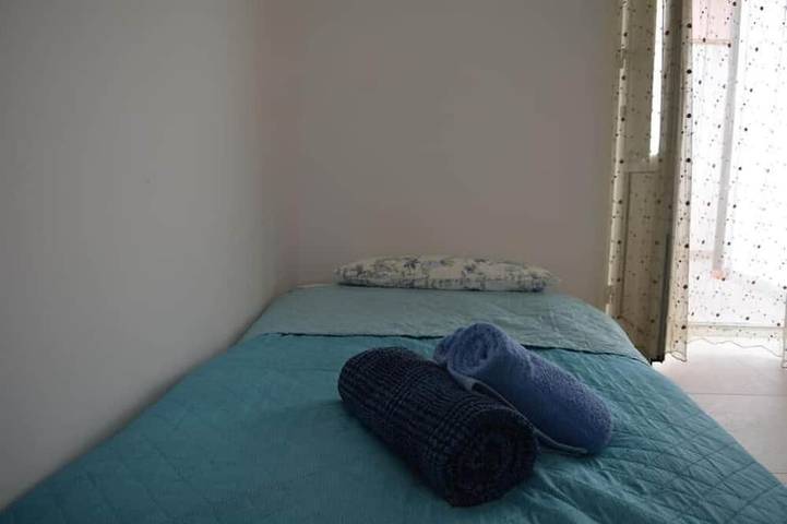 Appartamento intero, Casa Ortensia, accogliente appartamento a piano terra a 2 minuti dalla spiaggia. in Santa Teresa di Riva, Provincia di Messina