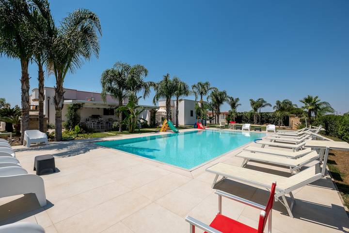 Casa vacanza per 16 persone, con Idromassaggio e Giardino a Melissano