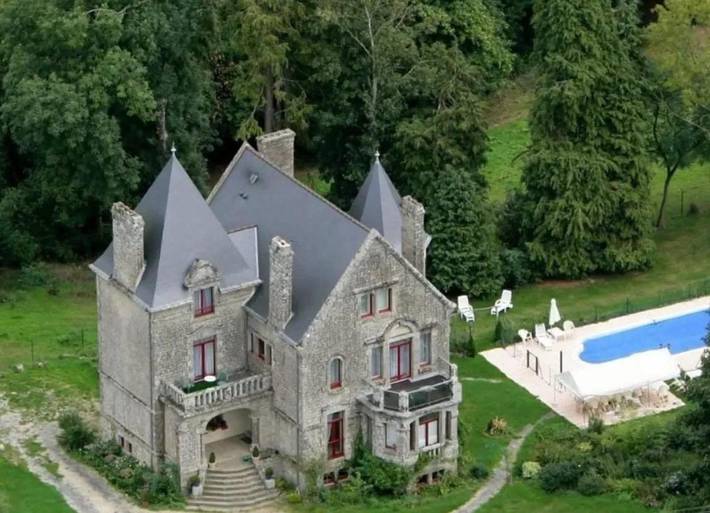 Location de vacances pour 18 personnes, avec terrasse ainsi que piscine et jardin à Langoëlan