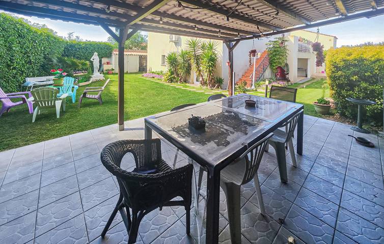 Appartement de vacances entier, Appartement confortable avec Wi-Fi, climatisation et parking près du centre-ville de Loupian in Loupian, Côte méditerranéenne (France)