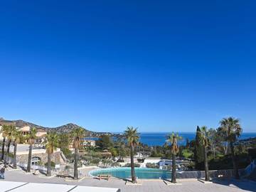 Gîte pour 4 personnes, avec jardin ainsi que terrasse et piscine, animaux acceptés dans Golf De Cap Esterel