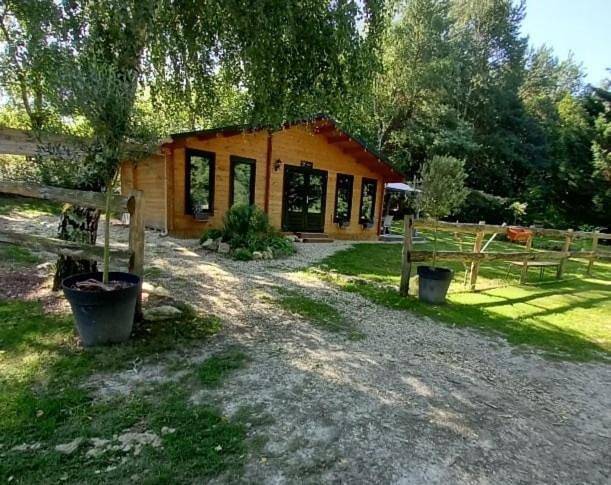 Gîte pour 4 personnes, avec Terrasse et Jardin ainsi que Vue et Vue sur le lac à Fléré-la-Rivière