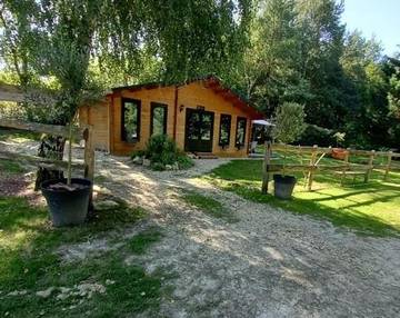 Maison de campagne pour 4 personnes, avec vue sur le lac et jardin ainsi que vue et terrasse, animaux acceptés à Fléré-la-Rivière