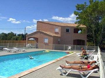 Gîte pour 6 personnes, avec terrasse ainsi que jardin et piscine, animaux acceptés à Lablachère