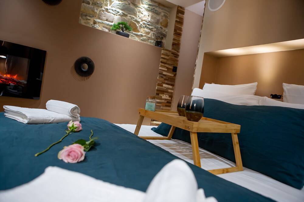 Entire apartment, ★ New ★ L'instant Passion ★ Love room ★ Balnéo in Tourlaville, Cherbourg-en-Cotentin