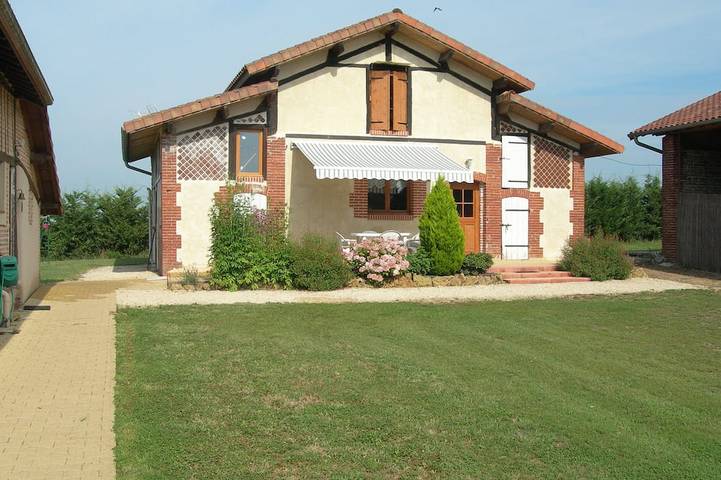 Gîte pour 4 personnes, avec Terrasse et Piscine à Cazères-sur-l'Adour