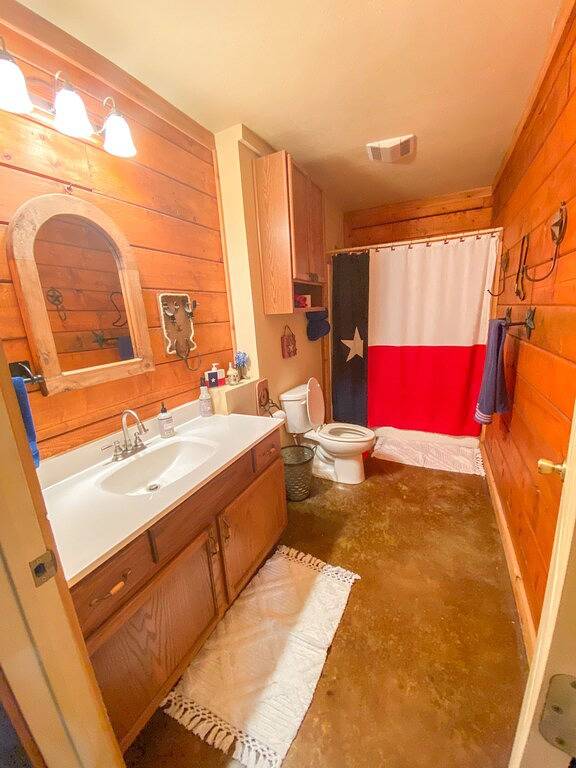 Cozy and secluded Log Cabin near the Frio River with a private pool! in Concan, Uvalde County