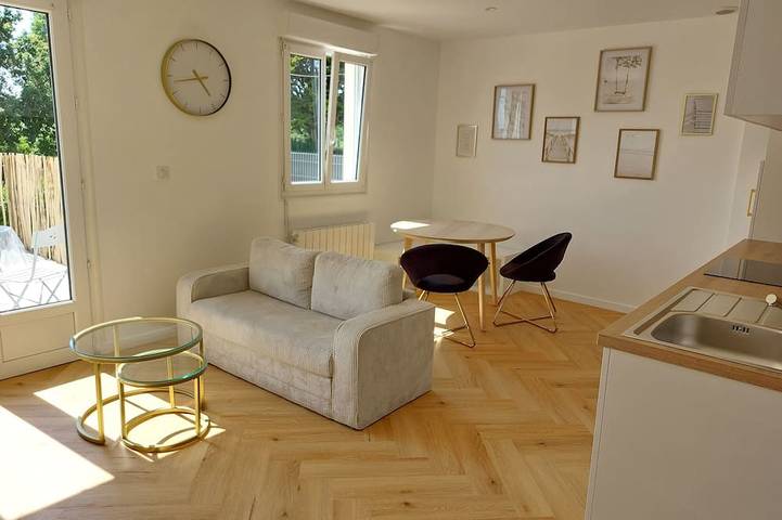 Location de vacances pour 4 personnes, avec terrasse et jardin à Plomodiern