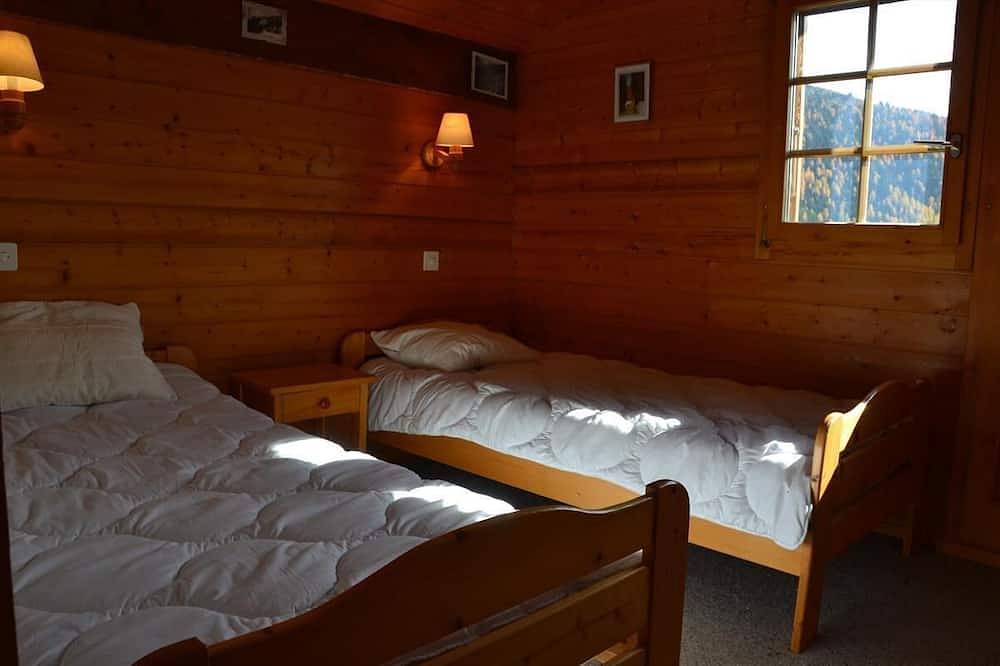 Aussen : chalet in Chandolin, für 4-6 Personen, Balkon, Terrasse, Wiese mit Gartenmöbelninnen : 72 q in Chandolin, Anniviers