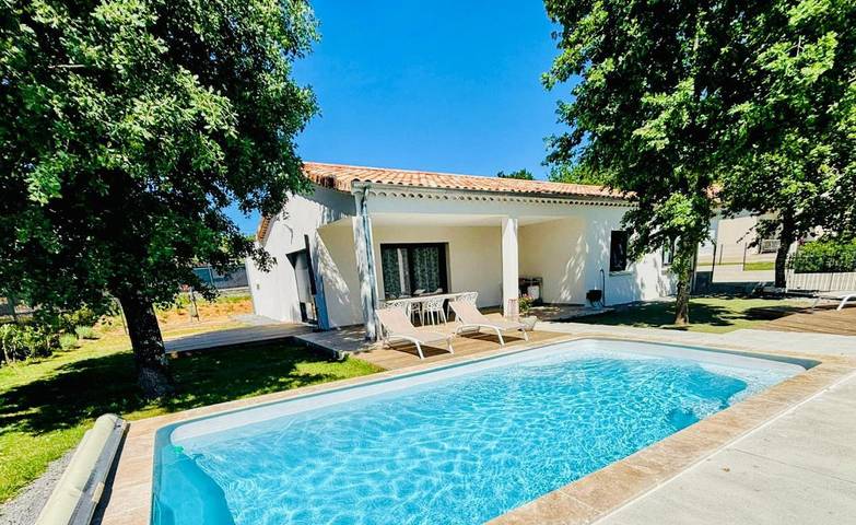 Location de vacances pour 10 personnes, avec piscine ainsi que jardin et vue à Rosières (Ardèche)