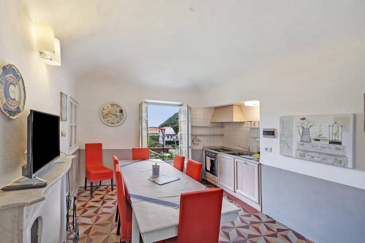 Apartamento entero, Apartamento Trilocale Ginevra con vistas a la montaña, balcón y Wi-Fi; admite mascotas in Finale Ligure, Finale Ligure Municipio