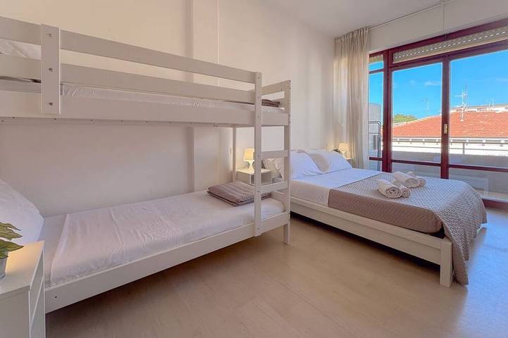 Appartement entier, Cozy apartment in the heart of Civitanova Marche, located on Viale Vittorio Veneto 13, on the third floor of a building with elevator. Just a short walk from the beach and the town’s pedestrian area, it's the perfect choice for families, couples, or sm in Giovanni e Anna, Civitanova Marche