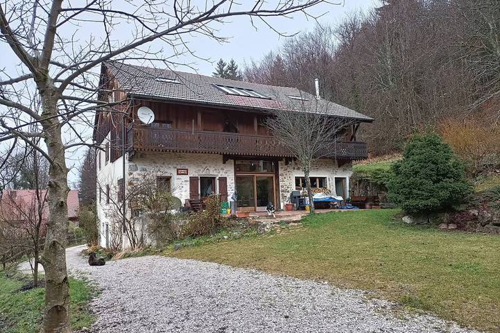 Gîte pour 4 personnes, avec jacuzzi à Saint-André-de-Boëge