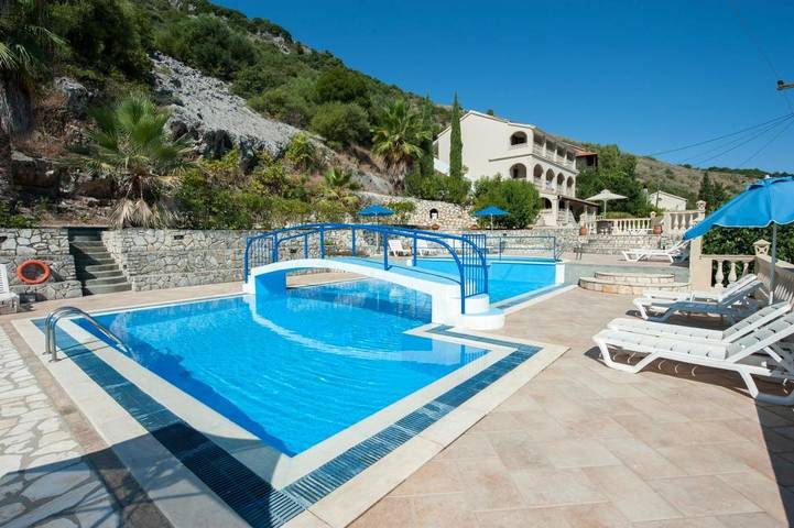Apartahotel para 3 personas, con jardín además de vistas y piscina en Corfú