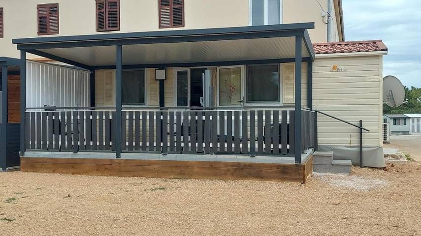 Camping für 5 Personen, mit Terrasse und Ausblick in Privlaka