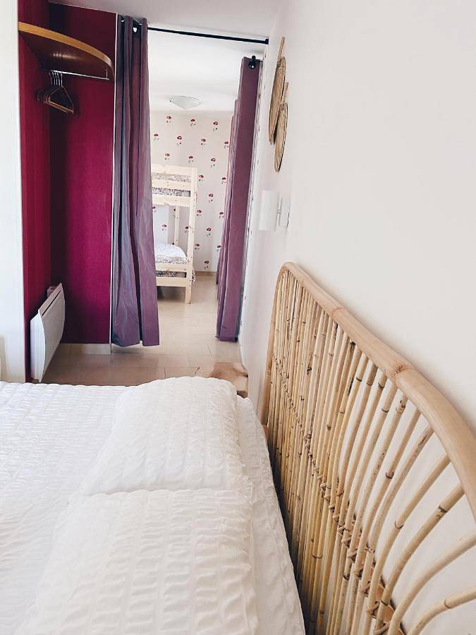 Gîte pour 4 personnes, avec terrasse ainsi que piscine et vue à Laguiole - 2