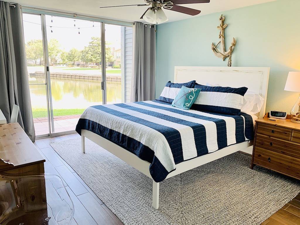 Ganze Wohnung, Waterfront - Wunderschön dekoriert mit 2 Schlafzimmern / 2 Bädern - für 7 Personen in Lake Conroe