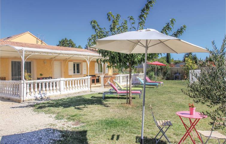 Location de vacances pour 10 personnes, avec terrasse ainsi que jardin et piscine à Montboucher-sur-Jabron - 2