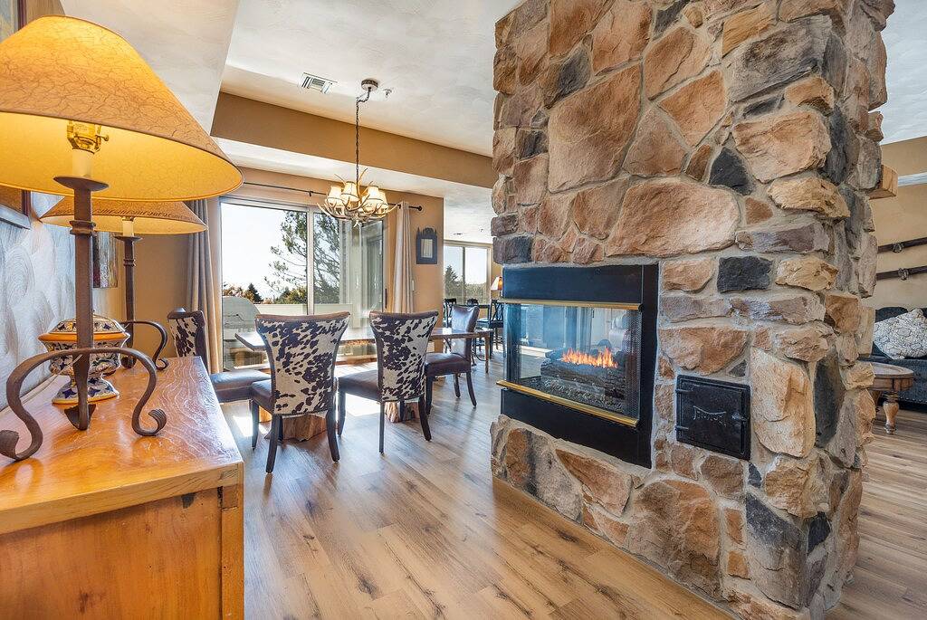 Ganze Wohnung, Prime Resort Location, Modern Ski/Out w/ Balcony in Seven Springs, Pennsylvania