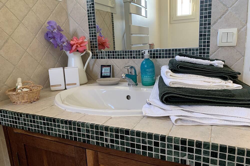 Villa with secure heated pool, beautiful views, near Aix en Provence in Pourrières, Brignoles region