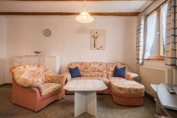 Ganze Wohnung, Idyllische Ferienwohnung im Ferienhof Wetzel mit Gemeinschaftsgarten, Terrasse, ein Haustier erlaubt in Hergensweiler, Bayerisch Schwaben