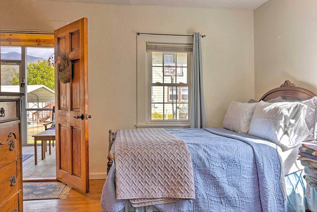 Screened Porch: 'The Rock Cottage' in Hot Springs in Hot Springs (NC), Madison County (NC)