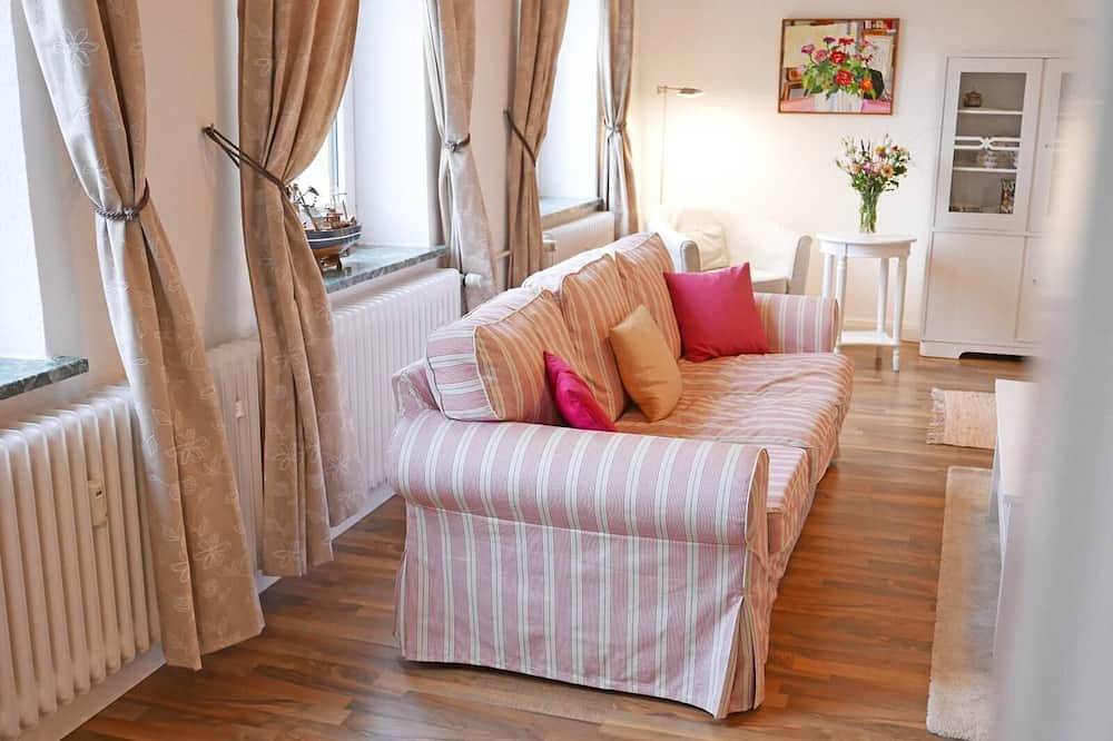 Ganze Wohnung, 110m² große, charmante Ferienwohnung \"Schleistern\" mit Kaminofen und großem, liebevoll bepflanzten Garten mit alten Baumbeständen, nur 400 m von der Schlei entfernt, eignet sich wunderbar für Paare und Familien, die sich abseits des Alltagstr... in Kopperby, Kappeln