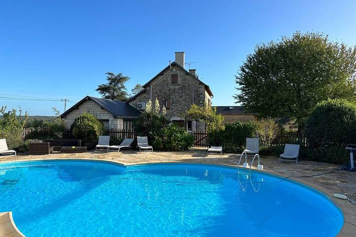Gîte pour 9 personnes, avec terrasse et jardin à Saint-Georges-de-Noisné