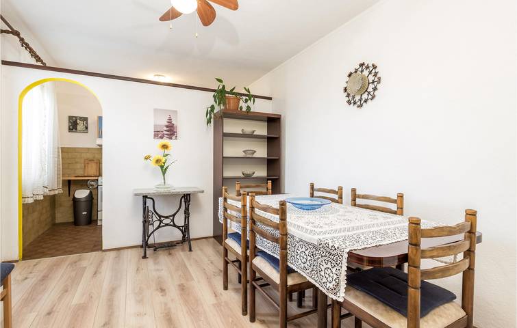 Ganze Ferienwohnung, Apartment am Meer mit Terrasse und WLAN, 2 km vom Strand entfernt in Senj, Kvarner Festland