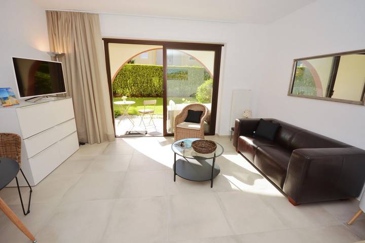 Appartement entier, Stylish garden apartment ideal for couples with outdoor pool and sunbathing area in Ascona, Alpes tessinoises