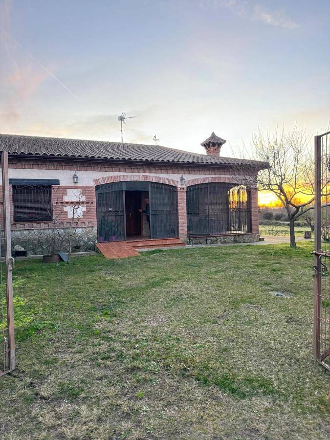 Casa rural para 12 personas, con terraza además de vistas y piscina en Cazalegas