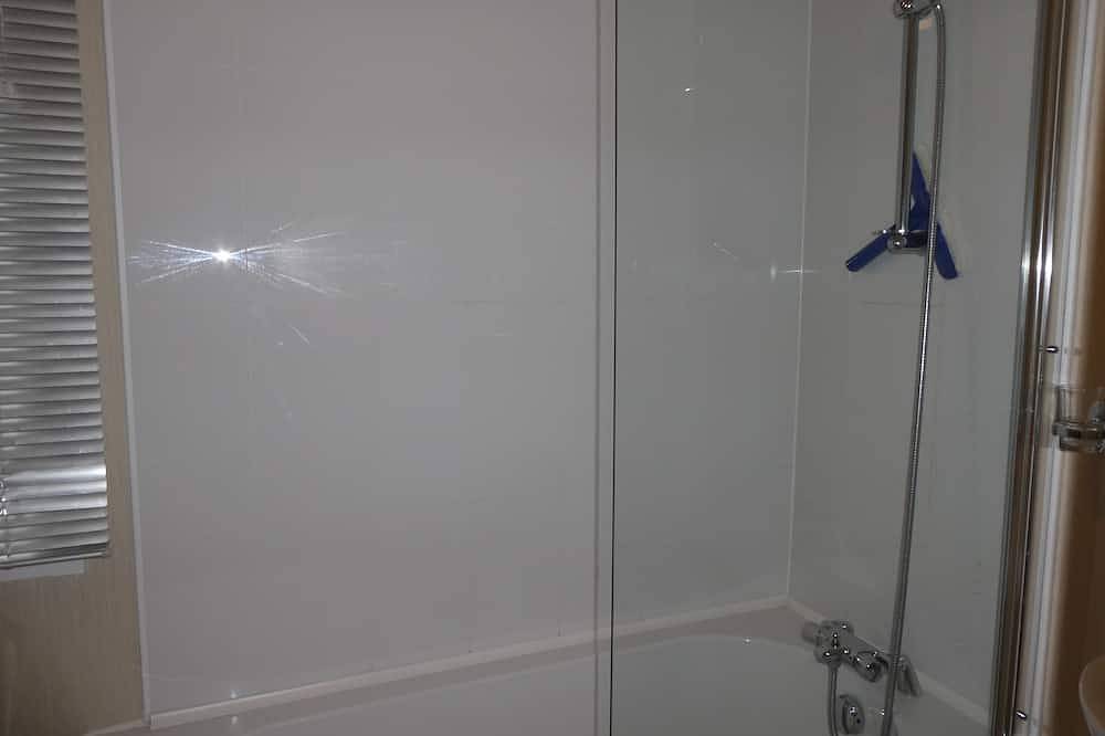 Picturesque Lakeside 6 Berth Caravan with a private fishing peg in Tattershall, Lincolnshire