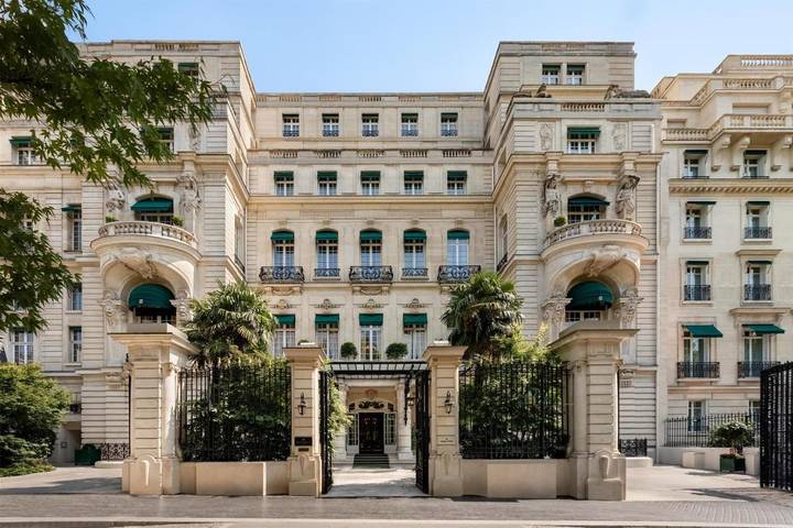 Hôtel pour 2 personnes, avec sauna ainsi que jardin et piscine, animaux acceptés dans Musee de la Tuile Paul Mangin