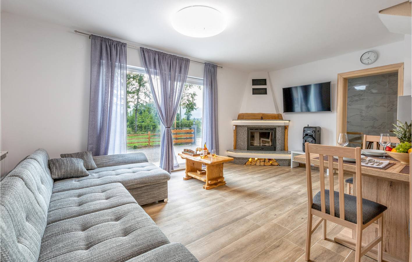 Casa de vacaciones para 8 personas con terraza in Gospić, Condado de Lika-Senj