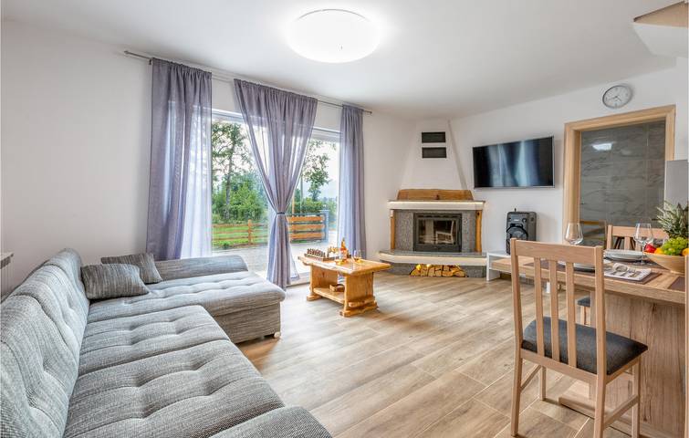 Geräumige Ferienwohnung mit Pool, WLAN und Terrasse in der Nähe des Flusses Bogdanica in Gospitsch, Lika-Senj