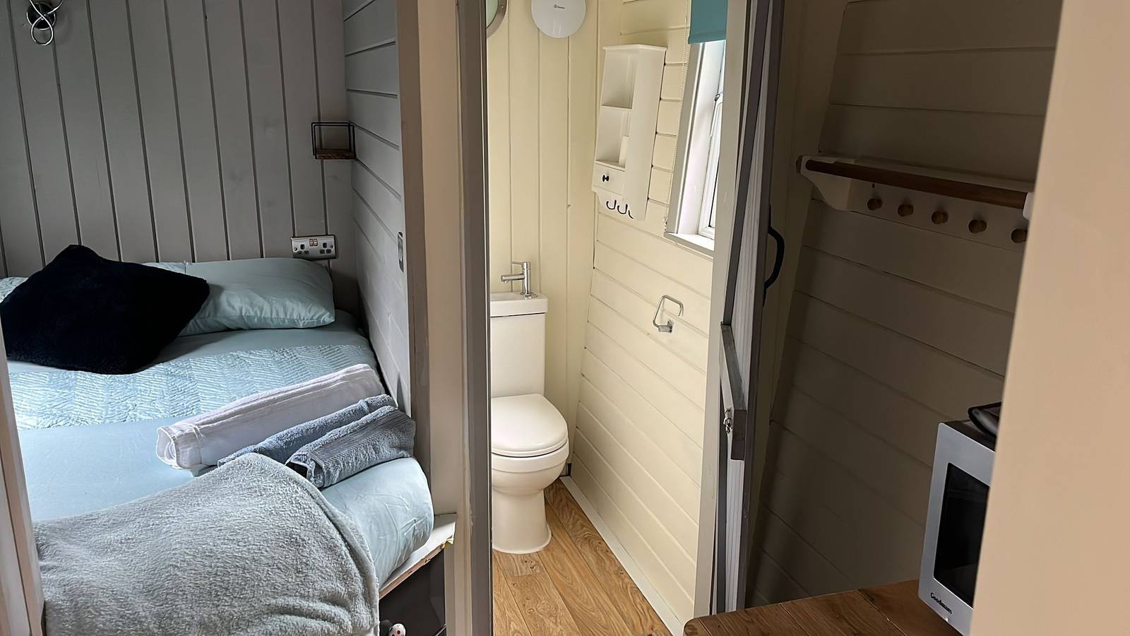 Cabin - Sleeps 2 hot tub & parking in Powys