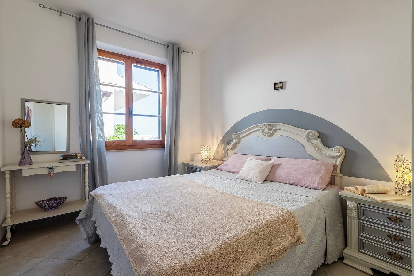 Vakantiehuis 'Appartement in Villa aan Zee' met Uitzicht op Zee, Privéterras en Gemeenschappelijke Tuin in Lu Bagnu, Castelsardo